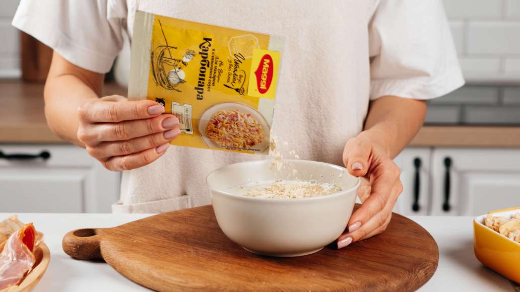 Для соуса соединить MAGGI® НА ВТОРОЕ для макарон в сливочном соусе Карбонара с водой и сливками и тщательно перемешать. Обжарить на сковороде без масла мелко нарезанный бекон. Влить соус. Довести до кипения и уварить до желаемой густоты. Для соуса соединить MAGGI® НА ВТОРОЕ для макарон в сливочном соусе Карбонара с водой и сливками и тщательно перемешать. Обжарить на сковороде без масла мелко нарезанный бекон. Влить соус. Довести до кипения и уварить до желаемой густоты.