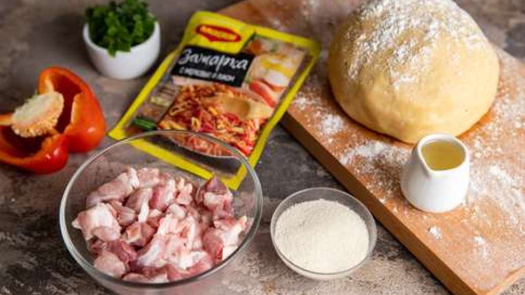 Приготовить песочное тесто. Вымыть мясо и обсушить бумажными полотенцами. Болгарский перец вымыть и освободить от семян. Приготовить песочное тесто. Вымыть мясо и обсушить бумажными полотенцами. Болгарский перец вымыть и освободить от семян.