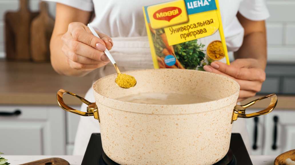 Нарезанное филе переложить в кипящую воду. Варить 10 минут. Добавить MAGGI® Приправу универсальную и продолжить готовить еще 5 минут. Нарезанное филе переложить в кипящую воду. Варить 10 минут. Добавить MAGGI® Приправу универсальную и продолжить готовить еще 5 минут.