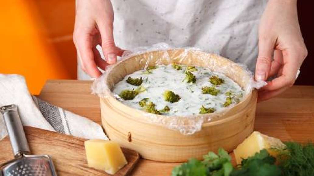 Аккуратно перемешать с белковой массой и молоком.
Переложить в форму на брокколи. Готовить на пару около 15 минут.
Аккуратно перемешать с белковой массой и молоком.
Переложить в форму на брокколи. Готовить на пару около 15 минут.