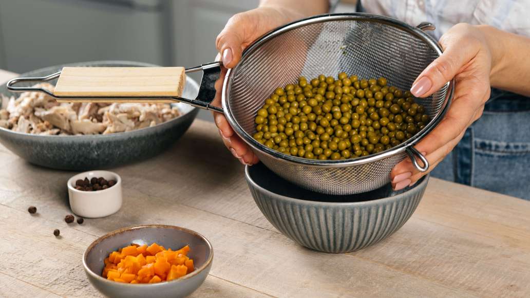 Мясо отделить от кожи, костей, удалить жилы и разобрать на мелкие кусочки. Морковь нарезать небольшими кубиками. Зелёный горошек откинуть на дуршлаг, промыть под струёй проточной воды, дать ей стечь. Мясо отделить от кожи, костей, удалить жилы и разобрать на мелкие кусочки. Морковь нарезать небольшими кубиками. Зелёный горошек откинуть на дуршлаг, промыть под струёй проточной воды, дать ей стечь.