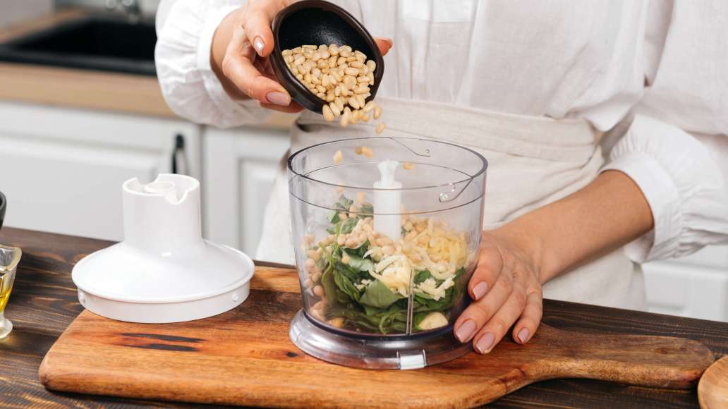 Для соуса песто соединить все ингредиенты в чаше блендера. По вкусу можно добавить соль и смесь перцев. Пюрировать до желаемой консистенции. Хранить в герметичном контейнере или банке. Для соуса песто соединить все ингредиенты в чаше блендера. По вкусу можно добавить соль и смесь перцев. Пюрировать до желаемой консистенции. Хранить в герметичном контейнере или банке.