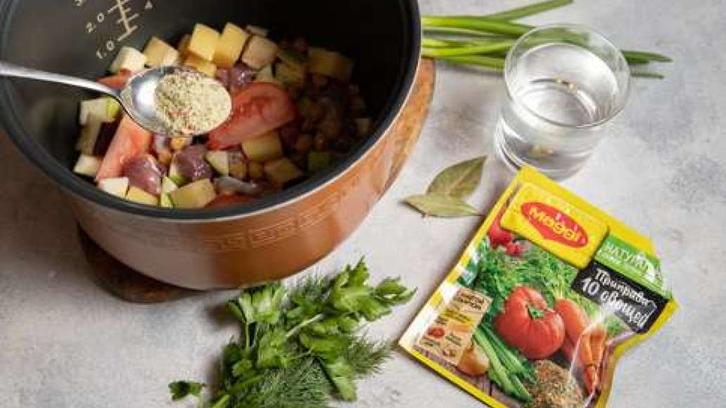 В кастрюлю мультиварки положить мясо, добавить нут, картофель, баклажан, кабачок и помидоры, влить воду и растительное масло, добавить MAGGI® Приправа 10 овощей, установить режим «Тушение». Готовить жаркое 45 минут.