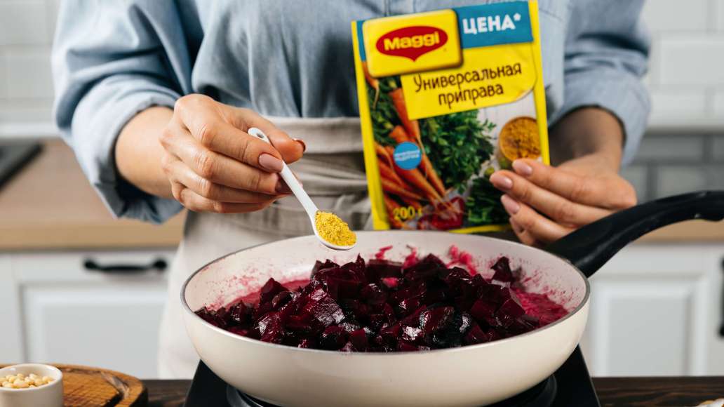 Добавить свеклу и MAGGI® Приправу универсальную. Перемешать и готовить еще 2 минуты. Добавить свеклу и MAGGI® Приправу универсальную. Перемешать и готовить еще 2 минуты.