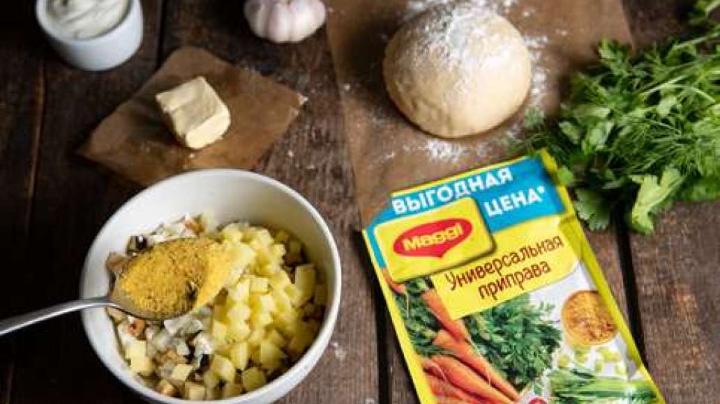 Смешать лук, чеснок с овощами и MAGGI® Универсальная приправа. Достать тесто из холодильника, присыпать мукой стол или раскаточную доску. Смешать лук, чеснок с овощами и MAGGI® Универсальная приправа. Достать тесто из холодильника, присыпать мукой стол или раскаточную доску.