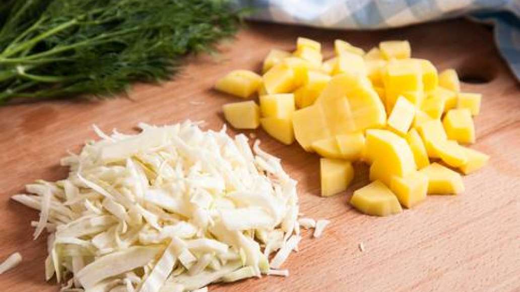 Картофель очистить и порезать кубиками, капусту нашинковать.