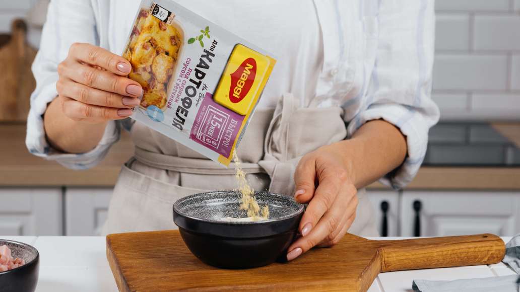 В отдельной емкости смешать сметану с MAGGI® На Второе для картофеля под сырным соусом с ветчиной. Добавить ветчину и еще раз перемешать. В отдельной емкости смешать сметану с MAGGI® На Второе для картофеля под сырным соусом с ветчиной. Добавить ветчину и еще раз перемешать.