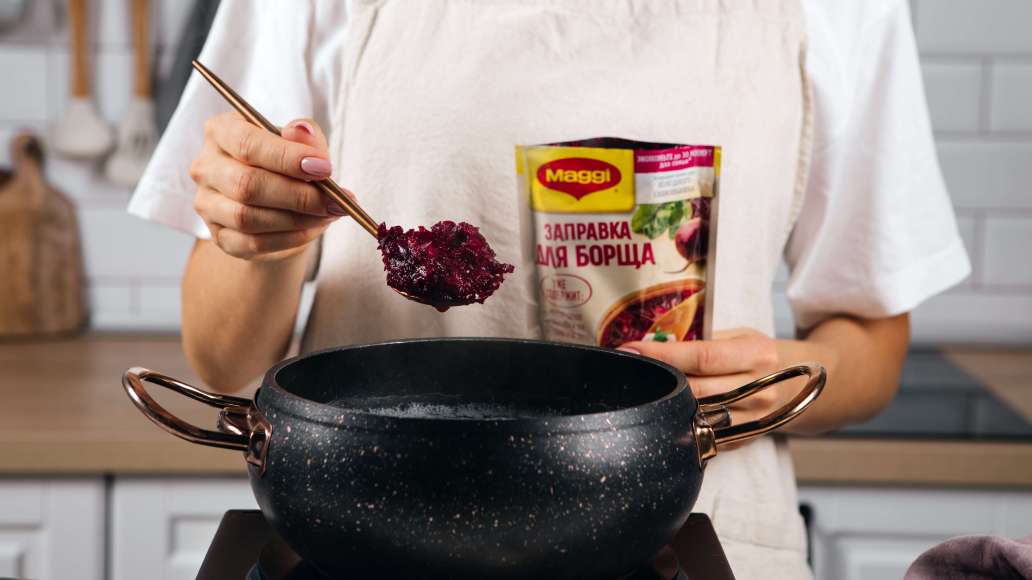 Добавить MAGGI® Заправку для борща и варить еще 5 минут. По желанию добавить также дополнительное количество сахара по вкусу. Снять с огня и охладить. Добавить MAGGI® Заправку для борща и варить еще 5 минут. По желанию добавить также дополнительное количество сахара по вкусу. Снять с огня и охладить.
