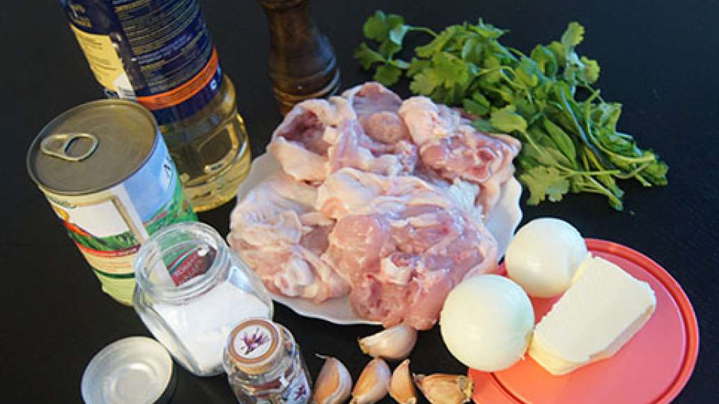 Промытую под проточной водой курицу подсушиваем бумажным полотенчиком и затем жарим на сковородке на среднем огне. Нужно следить, чтобы курица не пригорала, периодически переворачивать кусочки. Жарим таким образом примерно 10-15 минут. Промытую под проточной водой курицу подсушиваем бумажным полотенчиком и затем жарим на сковородке на среднем огне. Нужно следить, чтобы курица не пригорала, периодически переворачивать кусочки. Жарим таким образом примерно 10-15 минут.