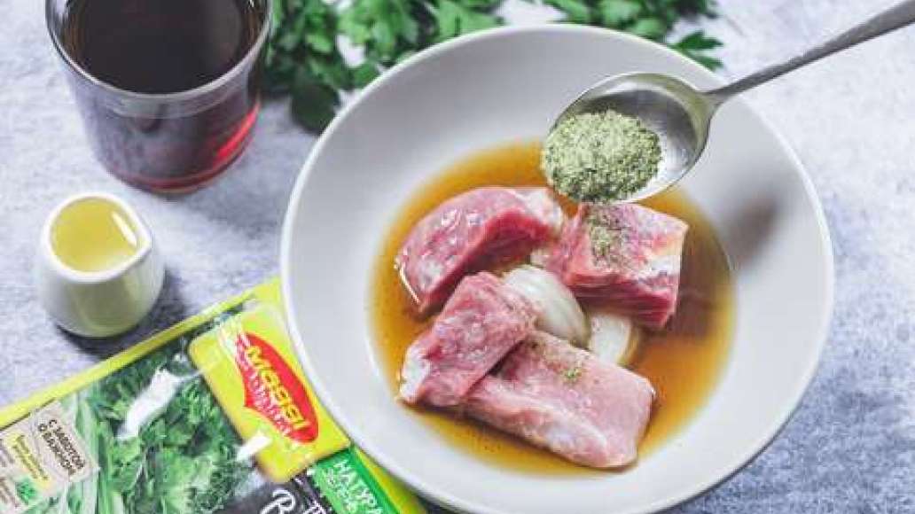 Добавить специи MAGGI® Весенняя зелень. Все тщательно перемешать и дать постоять в холодильнике от 30 до 40 минут.
Насадить шашлык на шампуры. Дать стечь лишнему соку, маринаду и маслу.