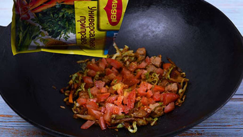 Добавьте помидоры и MAGGI® Приправа универсальная Букет приправ.