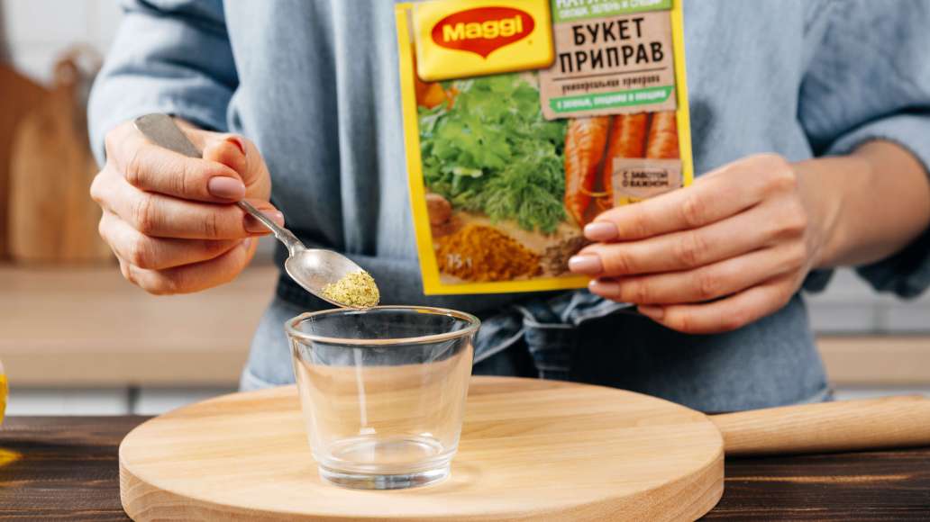 В отдельной емкости смешать горячую воду с MAGGI® Приправой универсальной Букет приправ, оставить на три минуты. В отдельной емкости смешать горячую воду с MAGGI® Приправой универсальной Букет приправ, оставить на три минуты.