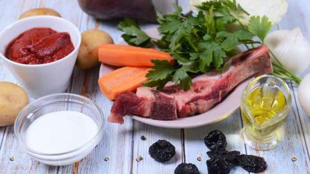 Подготовьте ингредиенты, промойте мясо. Чернослив промойте в горячей воде и удалите косточки.