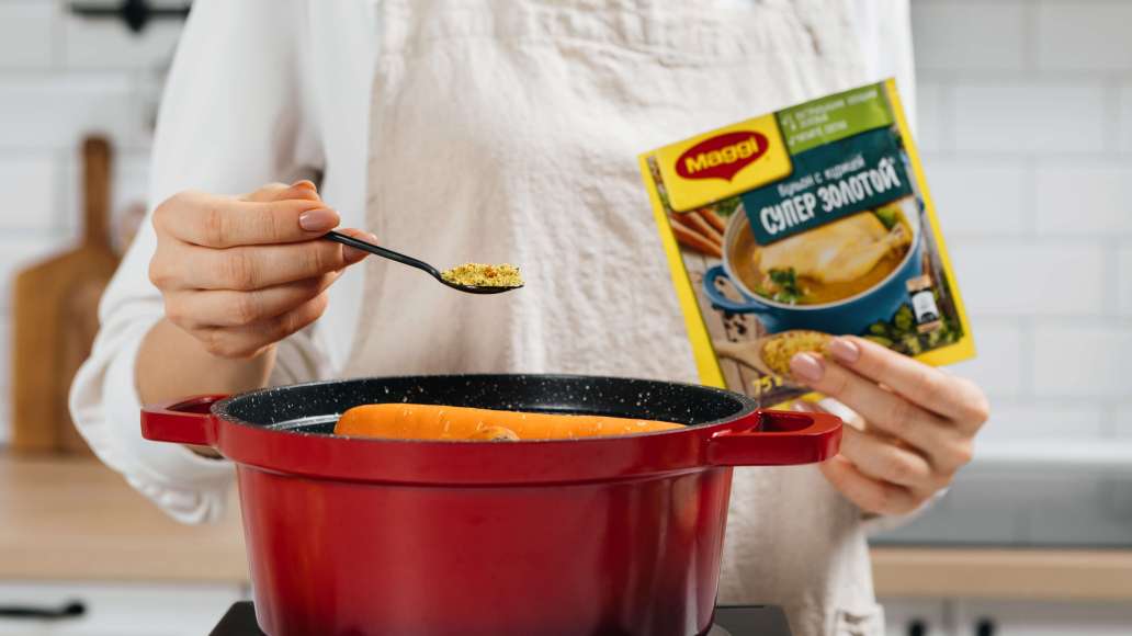 Залить картофель и морковь литром воды и довести до кипения. Добавить MAGGI® СУПЕР ЗОЛОТОЙ® Бульон с курицей и варить овощи до мягкости. Залить картофель и морковь литром воды и довести до кипения. Добавить MAGGI® СУПЕР ЗОЛОТОЙ® Бульон с курицей и варить овощи до мягкости.