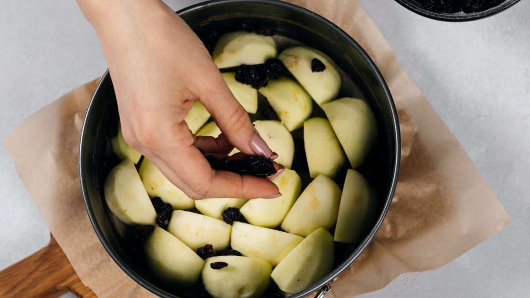 Нарезать небольшими кусочками, удаляя семена. Выложить яблоки на дно формы ровным слоем, затем равномерно распределить изюм. Сверху вылить тесто и разровнять. Нарезать небольшими кусочками, удаляя семена. Выложить яблоки на дно формы ровным слоем, затем равномерно распределить изюм. Сверху вылить тесто и разровнять.