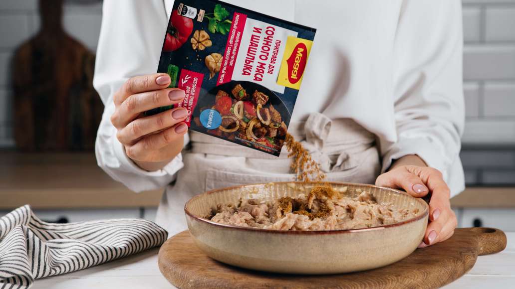 Добавить MAGGI® Приправу для сочного мяса и шашлыка. По желанию, чтобы усилить аромат блюда, добавить также в фарш маленький пучок петрушки, предварительно измельчив.
