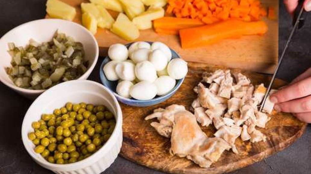 Остудить отваренные овощи, очистить и нарезать кубиками. Курицу нарезать. Отварить перепелиные яйца, остудить, очистить и разрезать на половинки. Остудить отваренные овощи, очистить и нарезать кубиками. Курицу нарезать. Отварить перепелиные яйца, остудить, очистить и разрезать на половинки.