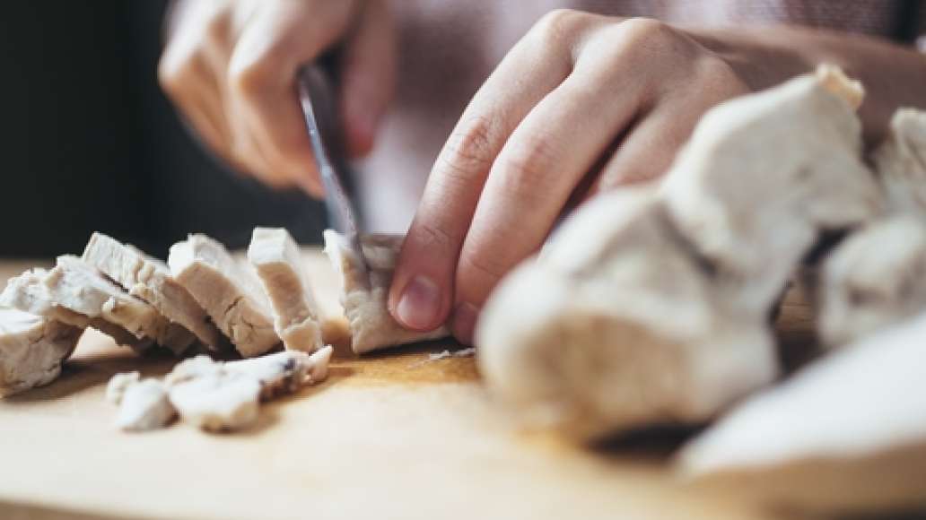 Филе достать из бульона (его лучше нарезать и добавить в тарелки при подаче), бульон процедить.
Шаг 2 - Куриный суп с заварными клецками