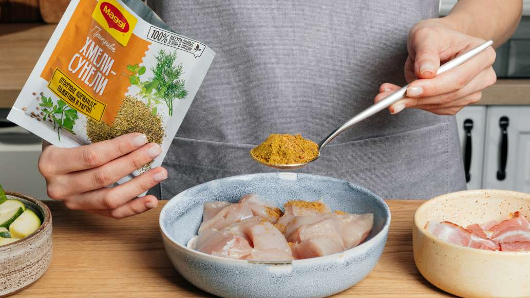 Куриные грудки вымыть, нарезать крупными кубиками. Приправить MAGGI® Хмели-сунели и MAGGI® Приправой для ароматной курицы, оставить пропитываться. Куриные грудки вымыть, нарезать крупными кубиками. Приправить MAGGI® Хмели-сунели и MAGGI® Приправой для ароматной курицы, оставить пропитываться.