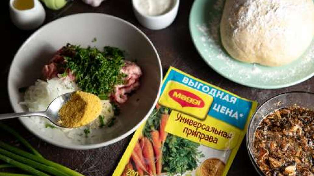 Мелко нарезать зелень. Добавить ее в фарш вместе с грибами. Перемешать фарш и остальные ингредиенты с MAGGI® Универсальная приправа. Достать тесто из холодильника, присыпать мукой стол или раскаточную доску. Мелко нарезать зелень. Добавить ее в фарш вместе с грибами. Перемешать фарш и остальные ингредиенты с MAGGI® Универсальная приправа. Достать тесто из холодильника, присыпать мукой стол или раскаточную доску.