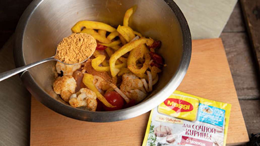 Перемешать овощи  и мясо курицы.  Добавить специи MAGGI®НА ВТОРОЕ для сочной курицы с чесноком и тщательно перемешать. 