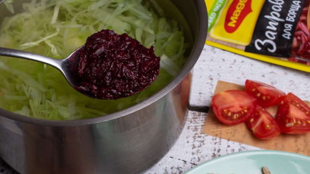 За пять минут до готовности добавить специи MAGGI® Заправка для борща, мясо, перловку и помидоры. Проверить на соль. За пять минут до готовности добавить специи MAGGI® Заправка для борща, мясо, перловку и помидоры. Проверить на соль.