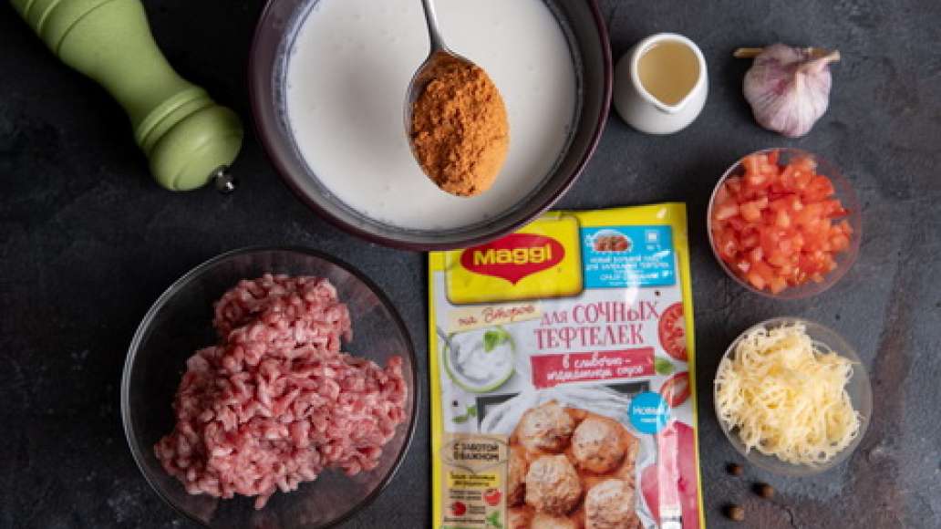 Чеснок очистить и измельчить. Влить воду в миску, добавить сметану и MAGGI® на второе для сочных тефтелек в сливочно-томатном соусе, перемешать. Фарш посолить и смешать с чесноком. Чеснок очистить и измельчить. Влить воду в миску, добавить сметану и MAGGI® на второе для сочных тефтелек в сливочно-томатном соусе, перемешать. Фарш посолить и смешать с чесноком.