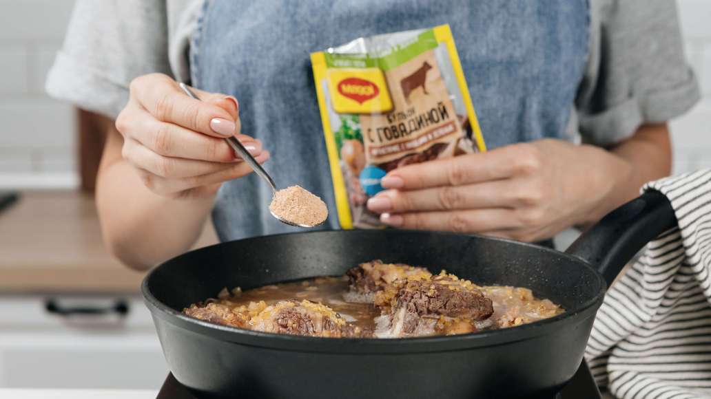 Добавить MAGGI® Бульон с говядиной на косточке. С овощами и зеленью. Томить под крышкой, пока вся жидкость не впитается, примерно 15-20 минут. Добавить MAGGI® Бульон с говядиной на косточке. С овощами и зеленью. Томить под крышкой, пока вся жидкость не впитается, примерно 15-20 минут.