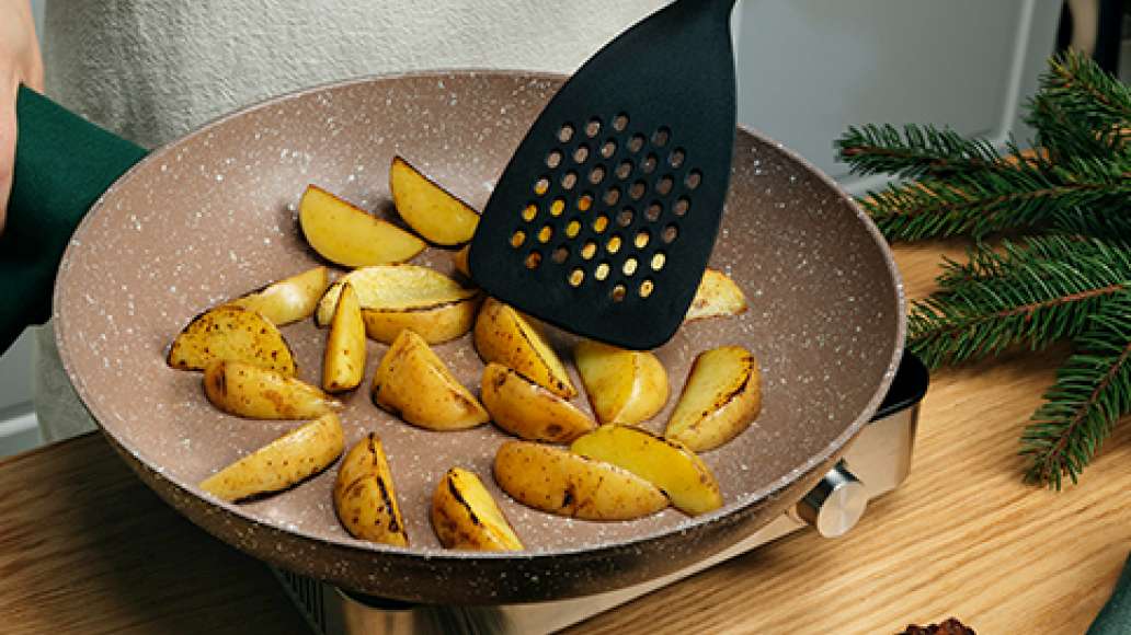 Картофель помыть, нарезать дольками и обжарить до золотистого цвета. Картофель помыть, нарезать дольками и обжарить до золотистого цвета.
