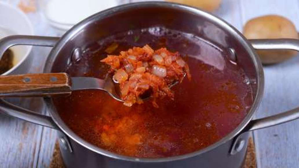 Добавьте в кастрюлю к мясу пассировку, свеклу, капусту и картофель.
