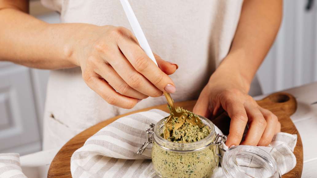 Попробовать на вкус и при необходимости добавить больше оливкового масла, соли, сахара и уксуса. Переложить в предварительно стерилизованные банки и закрыть стерилизованными крышками. Убрать на хранение в холодильник.