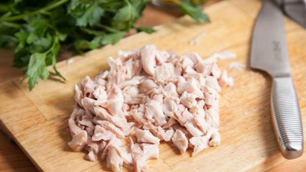 Из готового бульона достать окорочка, отделить мясо от костей, нарезать небольшими кусочками. Из готового бульона достать окорочка, отделить мясо от костей, нарезать небольшими кусочками.