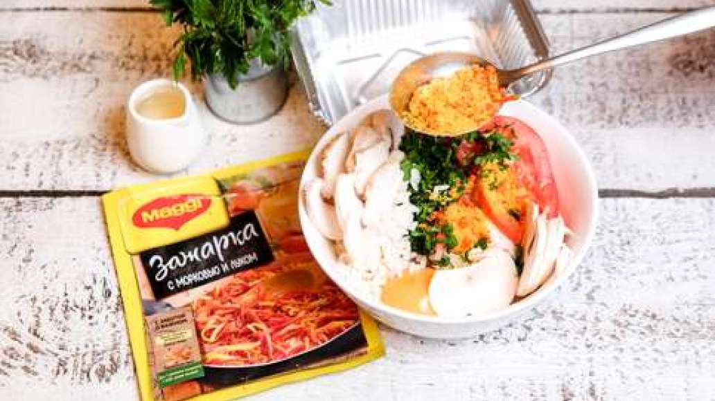 Соединить мясной фарш с кукурузной крупой, добавить яйца, болгарский перец и MAGGI® Зажарка и перемешать. Соединить мясной фарш с кукурузной крупой, добавить яйца, болгарский перец и MAGGI® Зажарка и перемешать.