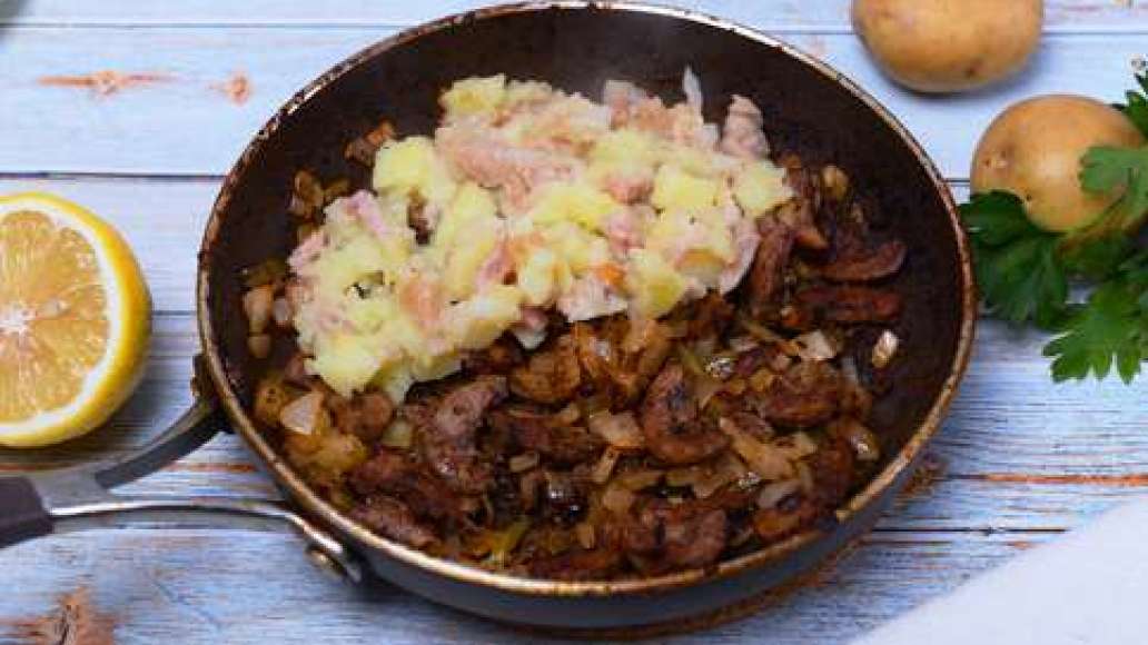Процедите бульон. Картофель и мясо разомните в пюре, добавьте в сковороду, перемешайте. Налейте немного процеженного бульона, доведите до кипения и снимите с огня. Оставьте на 20 минут настаиваться. Процедите бульон. Картофель и мясо разомните в пюре, добавьте в сковороду, перемешайте. Налейте немного процеженного бульона, доведите до кипения и снимите с огня. Оставьте на 20 минут настаиваться.