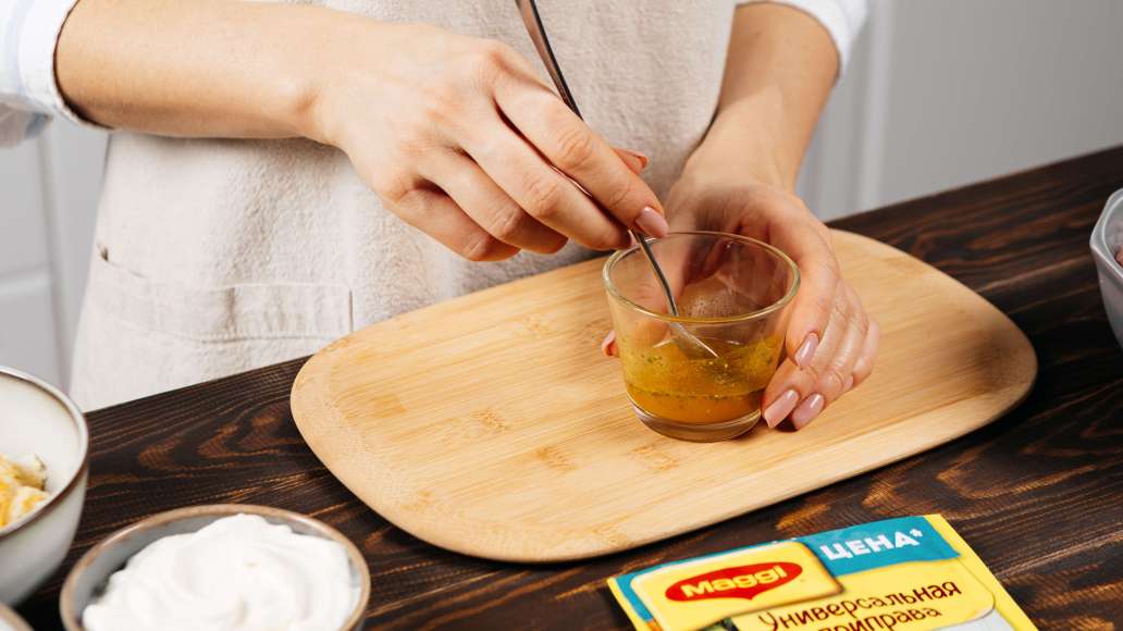 Мелко порезать ветчину. В небольшой ёмкости смешать MAGGI® Приправа универсальная с горячей водой, оставить на три минуты. Мелко порезать ветчину. В небольшой ёмкости смешать MAGGI® Приправа универсальная с горячей водой, оставить на три минуты.