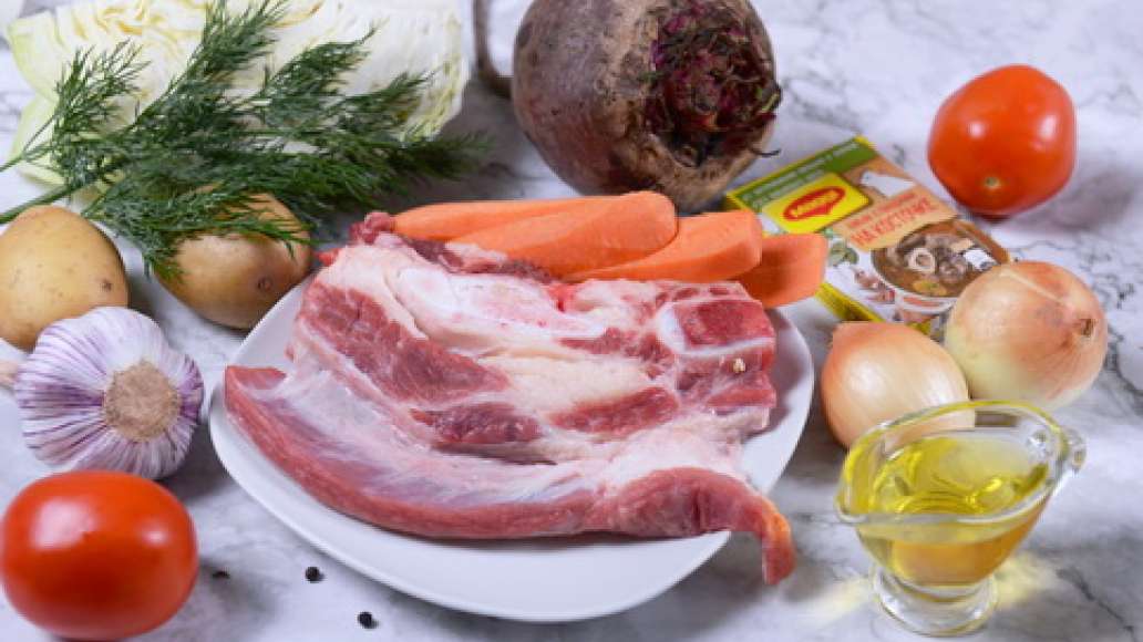 Подготовьте ингредиенты, промойте мясо. 