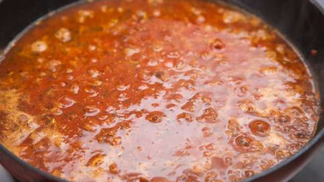 Добавить в сковороду содержимое пакетиков MAGGI® На второе для макарон в томатно-мясном соусе Болонез и 500 мл воды. Довести до кипения и тушить на умеренном огне в течение 10 минут, помешивая время от времени. Добавить в сковороду содержимое пакетиков MAGGI® На второе для макарон в томатно-мясном соусе Болонез и 500 мл воды. Довести до кипения и тушить на умеренном огне в течение 10 минут, помешивая время от времени.