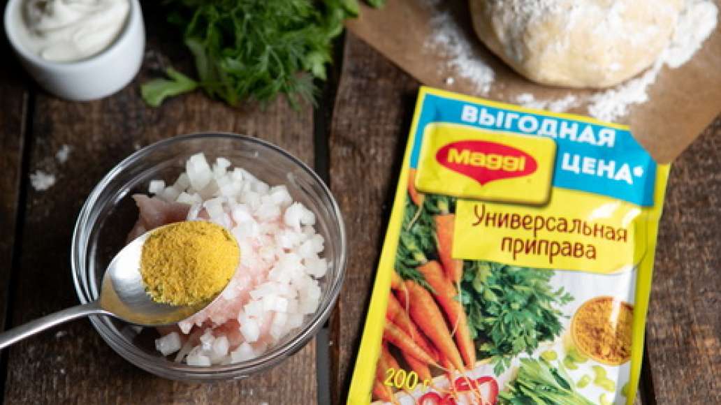 Вымесить  фарш с водой,  луком ,чесноком  и  MAGGI® Универсальная приправа. Достать тесто из холодильника, присыпать мукой стол или раскаточную доску.