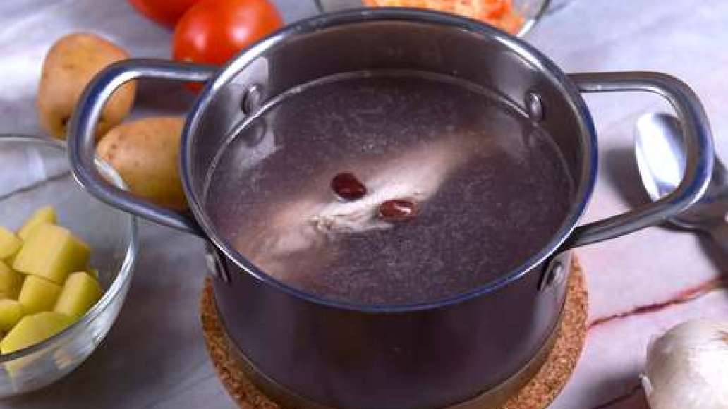 Налейте воду в кастрюлю и доведите до кипения, поместите в неё мясо и фасоль, варите 30-40 минут. Налейте воду в кастрюлю и доведите до кипения, поместите в неё мясо и фасоль, варите 30-40 минут.