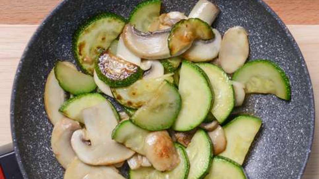 Обжарьте их на сковороде. Нарежьте огурцы соломкой и помидоры кубиками.