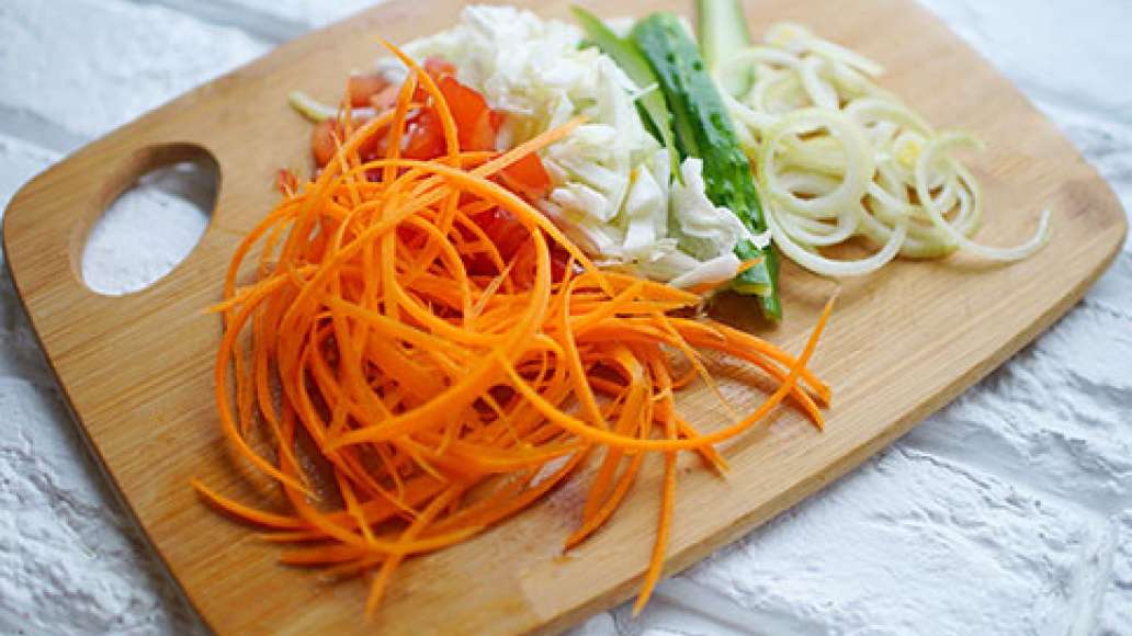 Нарезать овощи: лук - кольцами, морковку и огурец - спайсами, помидорки - кубиками.