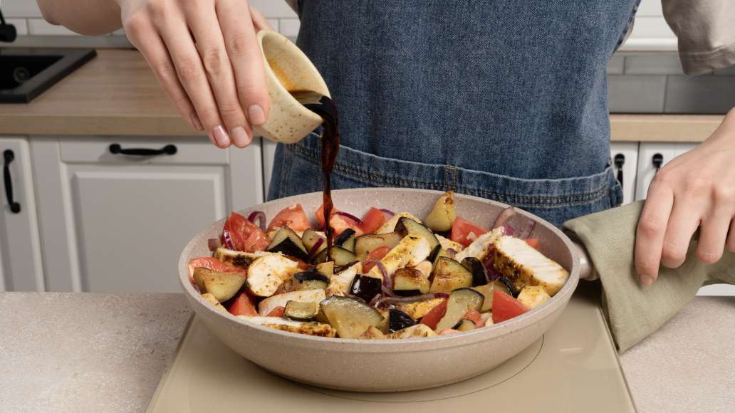 Теплый салат с курицей и жареными баклажанами: шаг 5 Теплый салат с курицей и жареными баклажанами: шаг 5