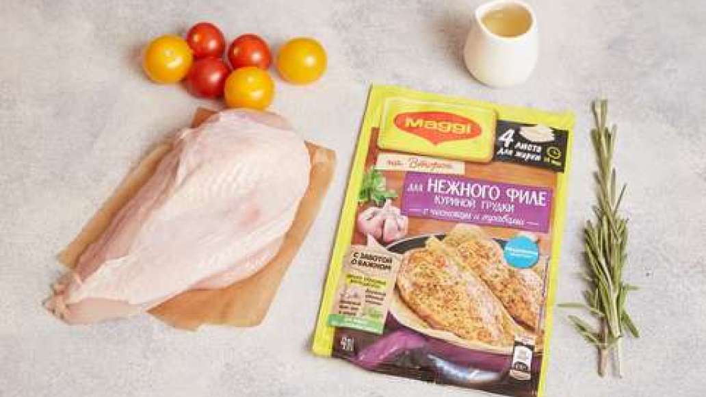 Вымыть курицу и обсушить бумажными полотенцами. Вымыть помидоры черри и розмарин. Приготовить панировку.