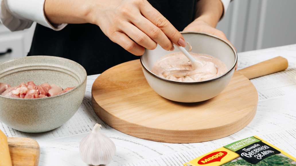 Удалить у крупных куриных бёдер кожу и кости, нарезать мясо небольшими ломтиками. В отдельной ёмкости смешать сметану с паприкой, чесноком, пропущенным через пресс, MAGGI® Приправа Весенняя зелень и оставить настаиваться при комнатной температуре. Удалить у крупных куриных бёдер кожу и кости, нарезать мясо небольшими ломтиками. В отдельной ёмкости смешать сметану с паприкой, чесноком, пропущенным через пресс, MAGGI® Приправа Весенняя зелень и оставить настаиваться при комнатной температуре.