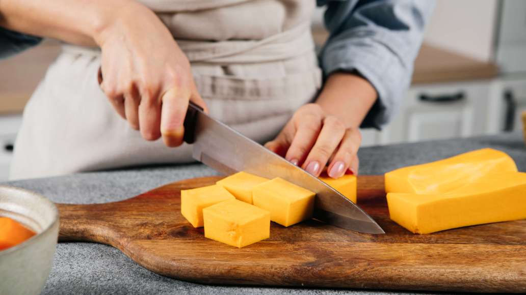 Тыкву и крупную морковь очистить и нарезать кусочками с гранями 4 х 4 х 1,5 см.