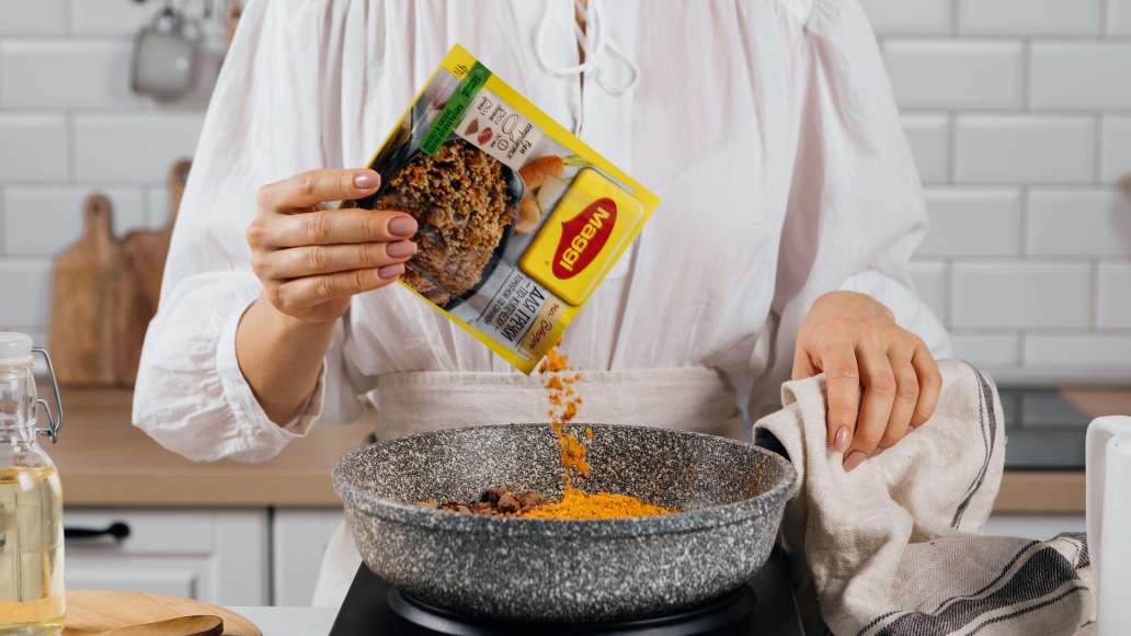 Добавить предварительно промытую гречневую крупу и MAGGI® НА ВТОРОЕ для гречки по-купечески томленой со свининой. Добавить предварительно промытую гречневую крупу и MAGGI® НА ВТОРОЕ для гречки по-купечески томленой со свининой.