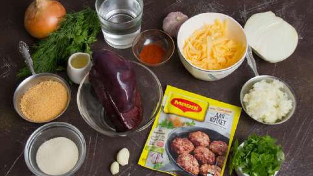 Подготовить продукты. Говяжью печень промыть, очистить от пленок и вен. Лук очистить и нарезать мелкими кубиками. Сыр натереть на терке.