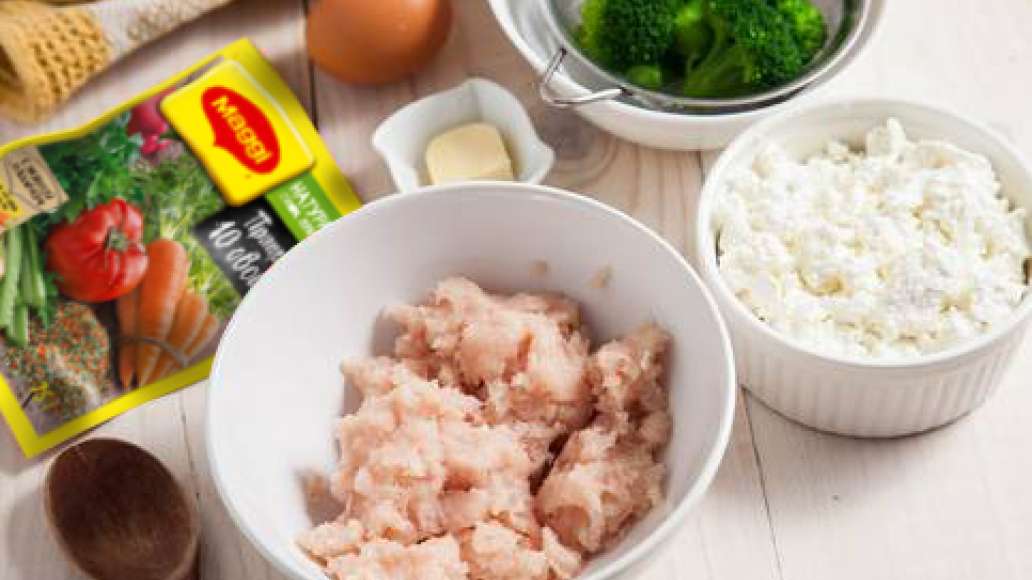 Подготовить ингредиенты. Следуя рецепту куриных маффинов, куриную грудку нарезать кусочками и измельчить в блендере. 