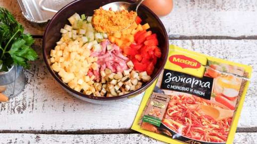 Соединить мясной фарш с капустой и отрубями, добавить яйца и MAGGI® Зажарка, перемешать. 
