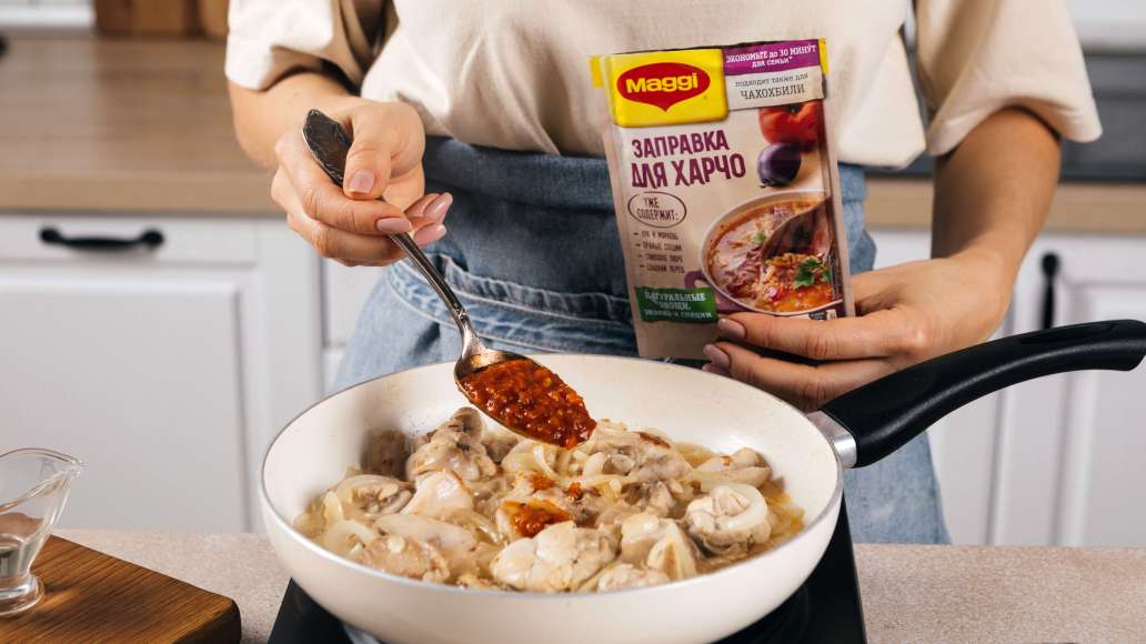 Добавить воду, MAGGI® Заправку для харчо. Перемешать и тушить на среднем огне 40 минут. Добавить воду, MAGGI® Заправку для харчо. Перемешать и тушить на среднем огне 40 минут.